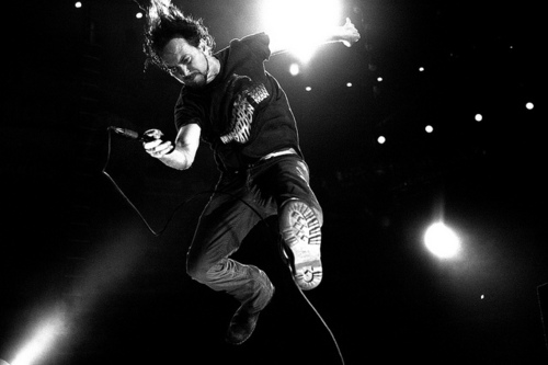 Eddie-Vedder-jump